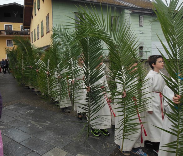 Ministranten mit Palmzweigen